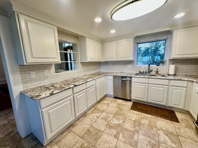 Building Photo - Four Bedroom Waterfront Home on the May River!