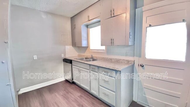 Building Photo - 1436 NE 8th St