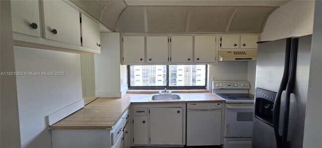 Building Photo - 17011 N Bay Rd