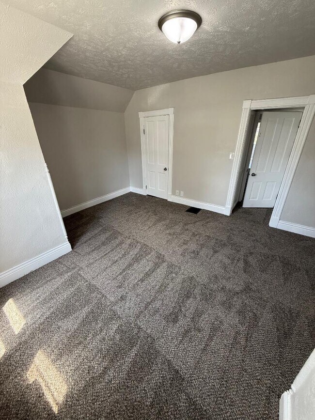 Building Photo - 726 S 18th St