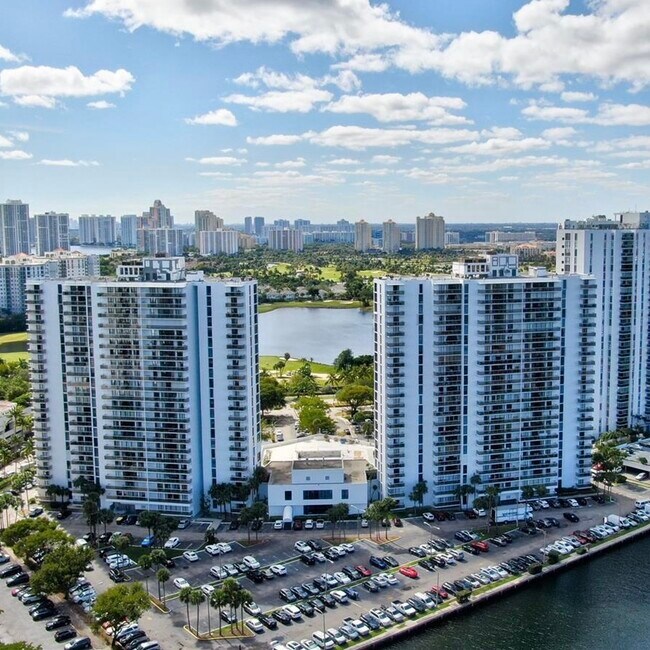 Building Photo - 3701 N Country Club Dr