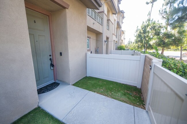 Building Photo - Amazing 3 Bedroom Condo available now! Totally loaded unit, schedule a tour today!