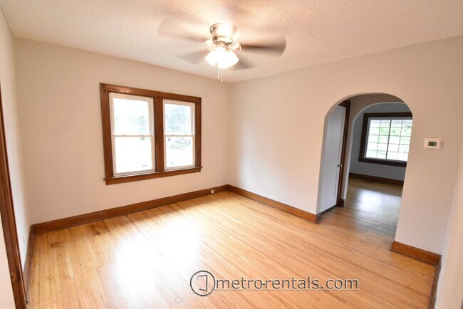 Building Photo - 2832-2834 Indianola Avenue