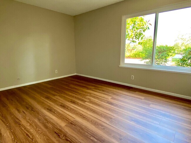 Building Photo - Amazing 4-bedroom home with a view, Availa...