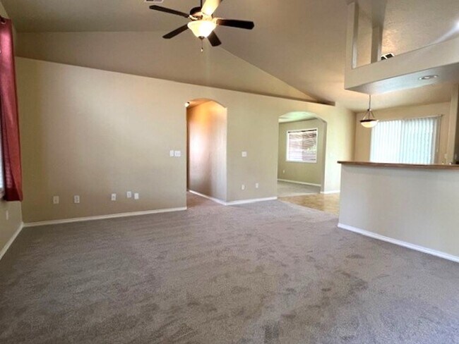 Building Photo - Beautiful 3 bed 2 bath home in the Woodsid...