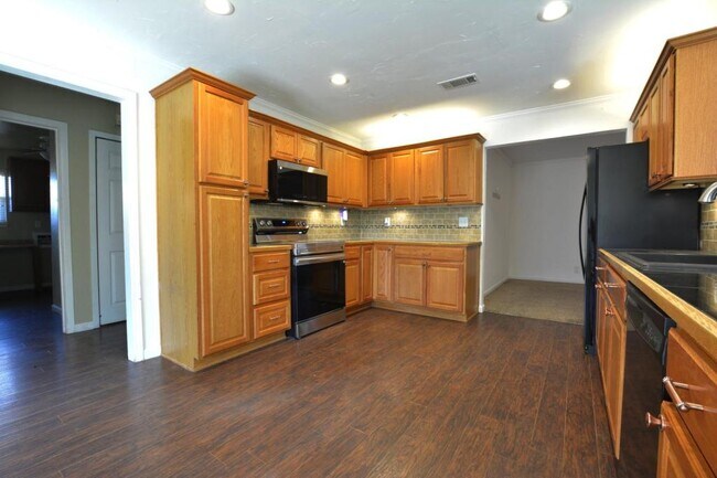 Building Photo - 815 7th St