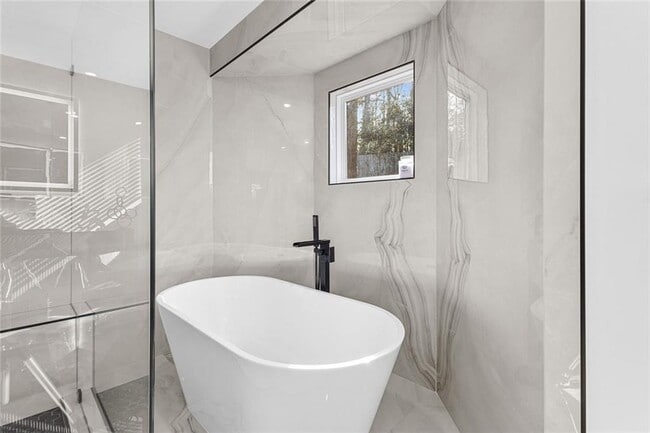 Building Photo - 915 Lost Forest Dr NW