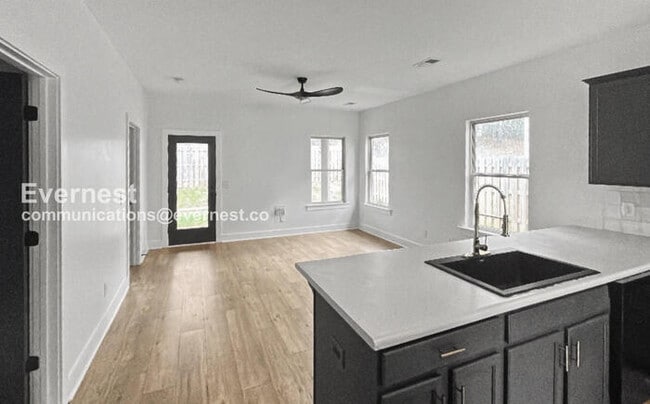 Building Photo - 3 Bed/2.5 Bath Home with Fenced Yard & Garage / Pet-Friendly / Available Now!