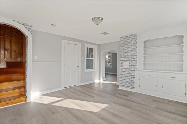 Building Photo - Sunny & Bright Updated 2 BA / 1 Ba Home in Dartmouth