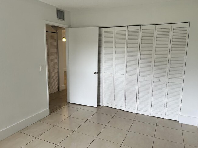 Building Photo - 1453 Lake Crystal Dr