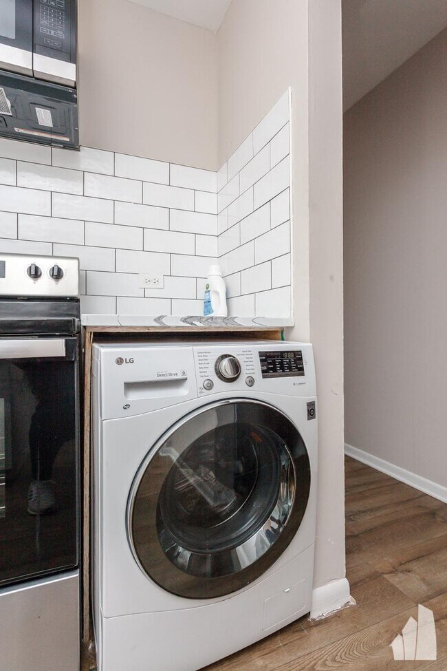 Building Photo - 2 bedroom in Chicago IL 60626