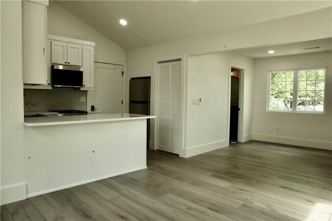 Building Photo - 858 NW B St