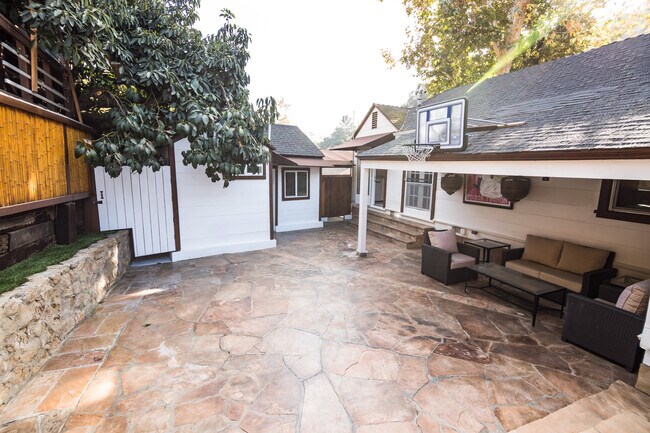 Building Photo - 920 N Beverly Glen Blvd