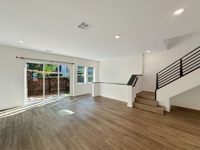 Building Photo - 3B/2.5BA Townhome in Mission Valley Now Av...