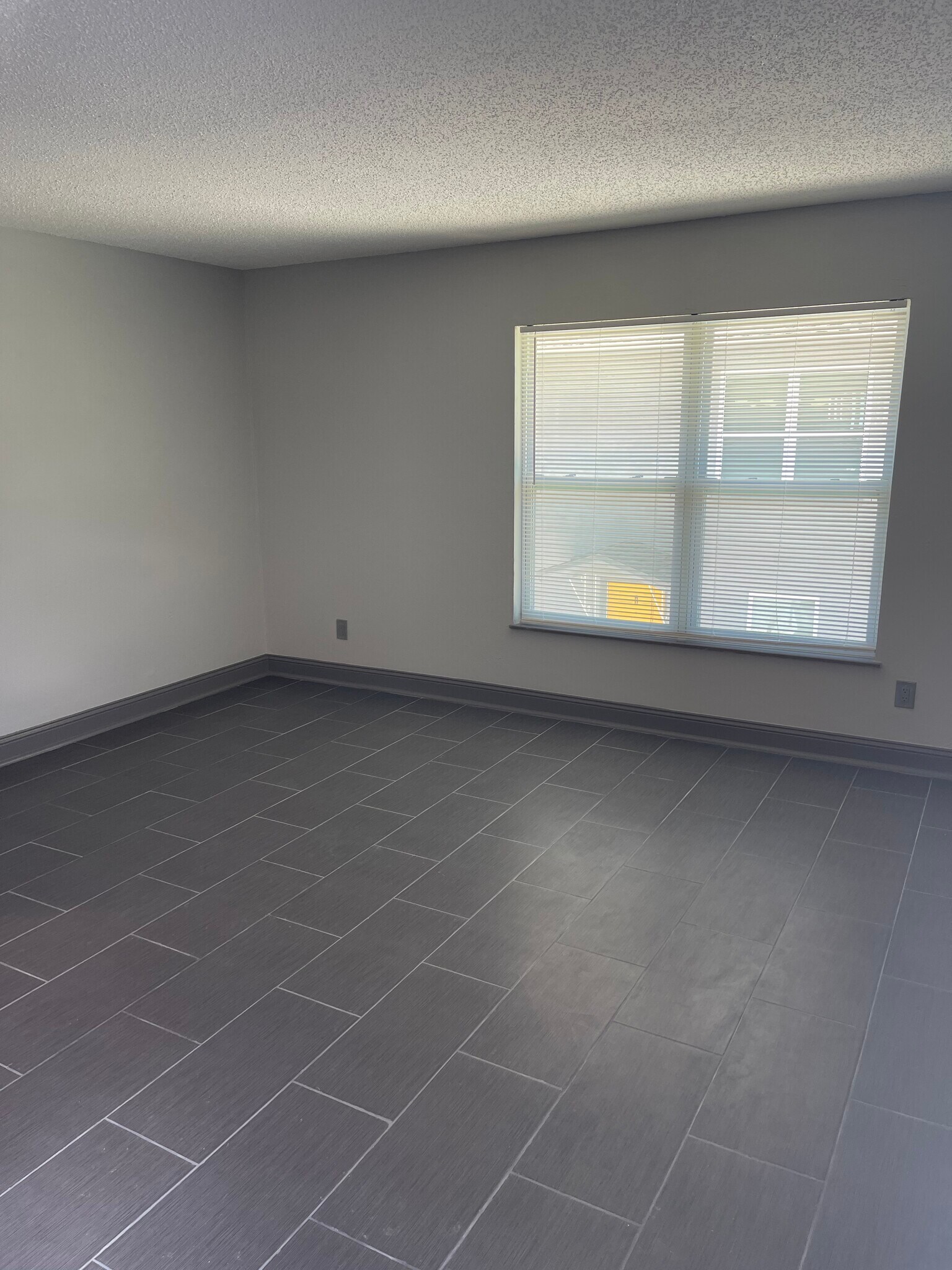 Building Photo - 7919 Lakeshore Dr
