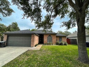 Building Photo - Spacious Living, Perfect Location!