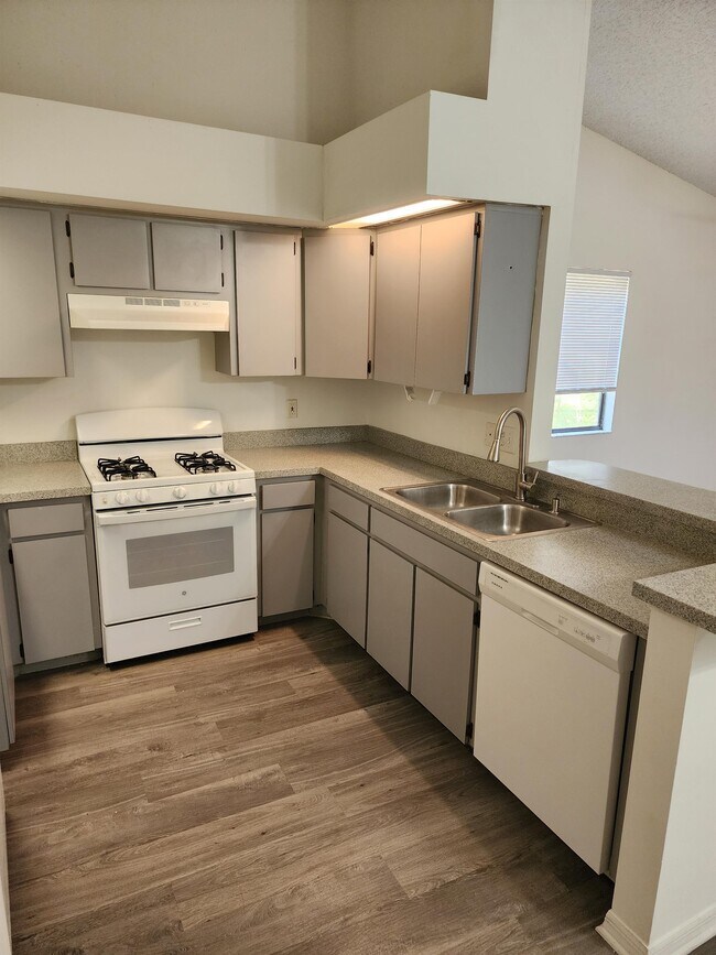 Building Photo - 211 Oakwood Blvd