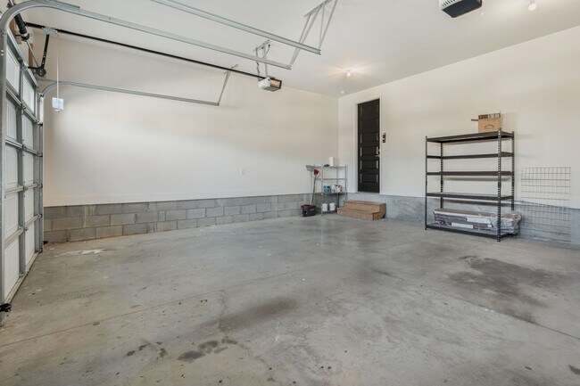 Building Photo - Gated Community - Villages of Stoneybrook