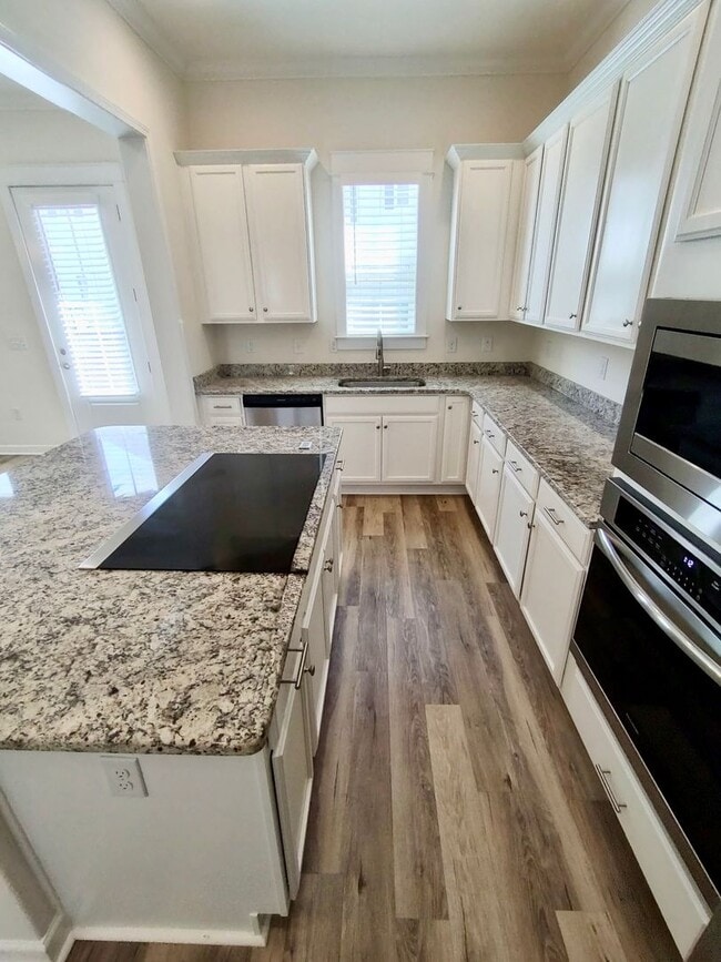 Building Photo - LUXURIOUS HIGH-END 2-story townhome in Market Common - walk to everything!