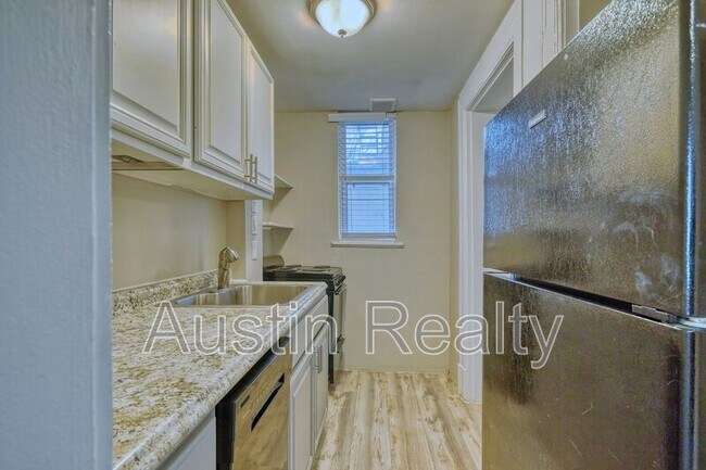 Building Photo - 322 N Newstead Ave