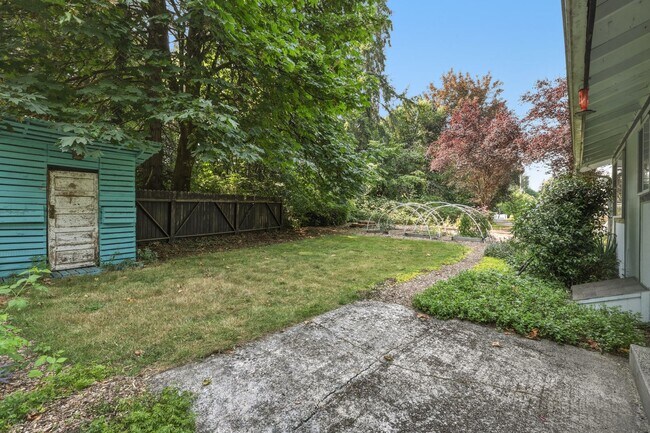 Building Photo - MOVE IN READY NOW! 2 bed 1 ba - Great location! Tumwater School District.