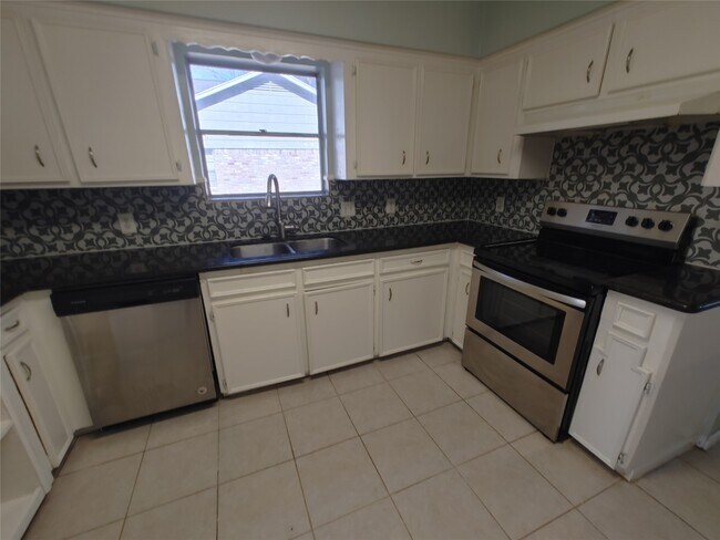 Building Photo - 633 Mosswood Dr