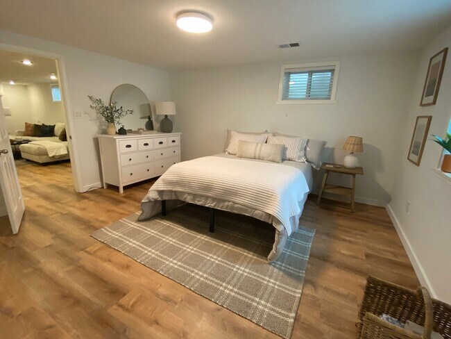 Building Photo - Single Family home half a block from Bible Park.