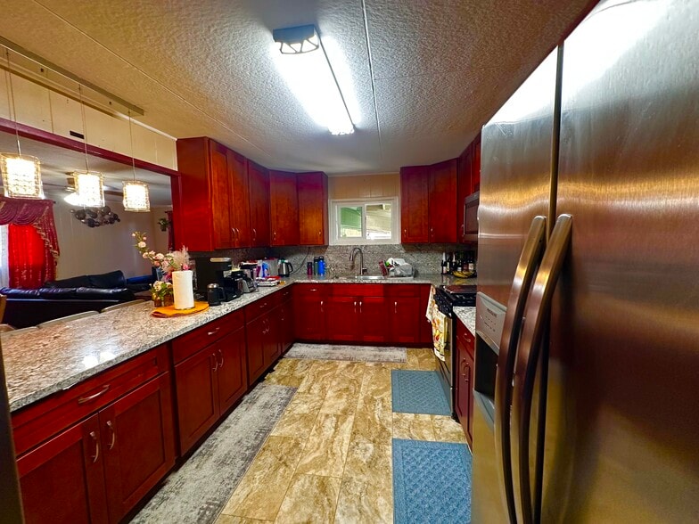 Building Photo - 2668 Kalihi St