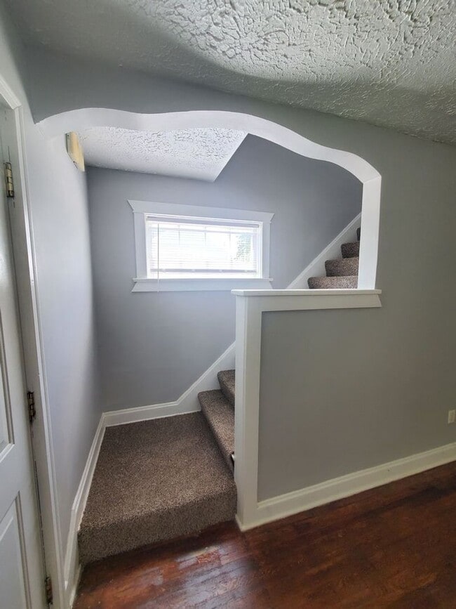 Building Photo - 2 BEDROOM SINGLE FAMILY HOME