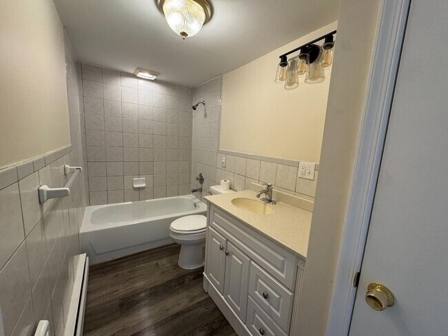 Building Photo - 105 E Railroad St