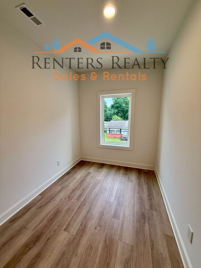 Building Photo - Stunning 3 Bedroom with Rooftop Terrace