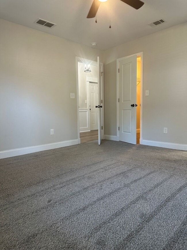 Building Photo - 3 Bedroom with extra Office Space AVAILABLE NOW!