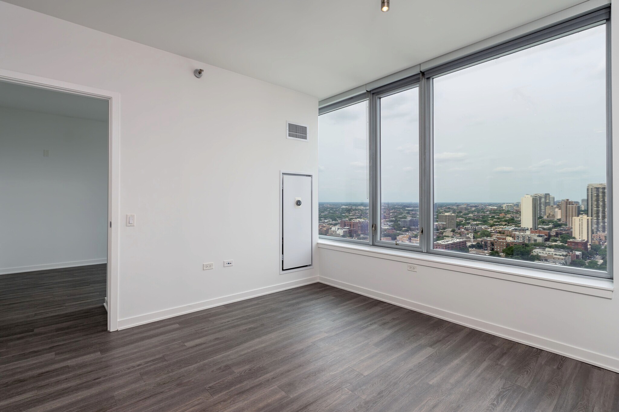 Building Photo - 1254 N La Salle Dr