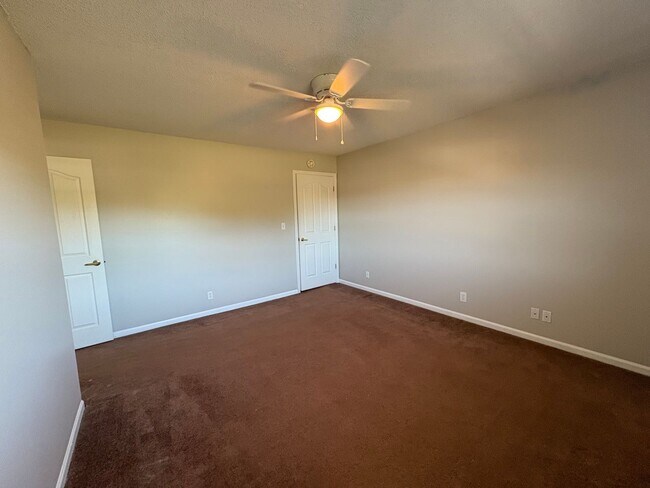 Building Photo - SPACIOUS & Beautiful Home Just Outside She...