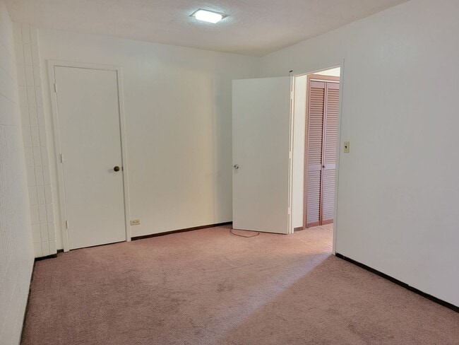 Building Photo - Parking, Large Lanai, Desirable location (RRLLC)