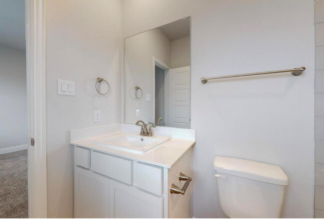 Full Bathroom (3rd Floor, Room 4) - 2510 Plumas Dr