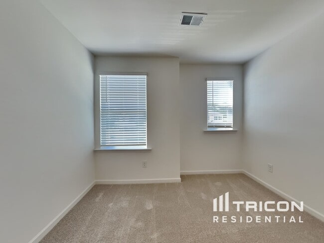 Building Photo - 228 Paisley Wy