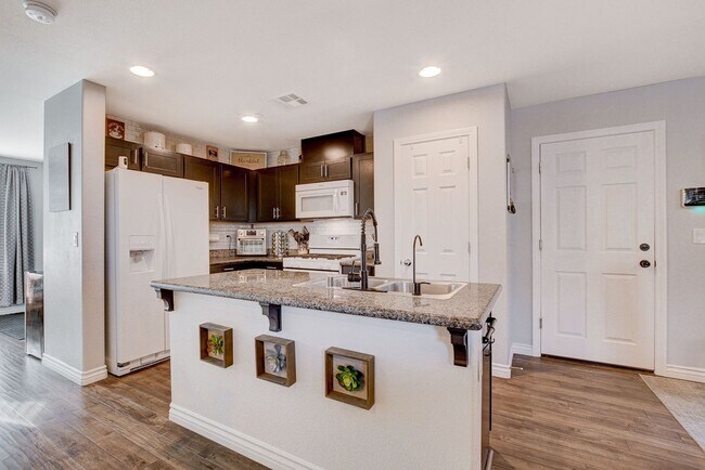Building Photo - Stunning 3 Bed Home with Loft, Den & Upgraded Kitchen