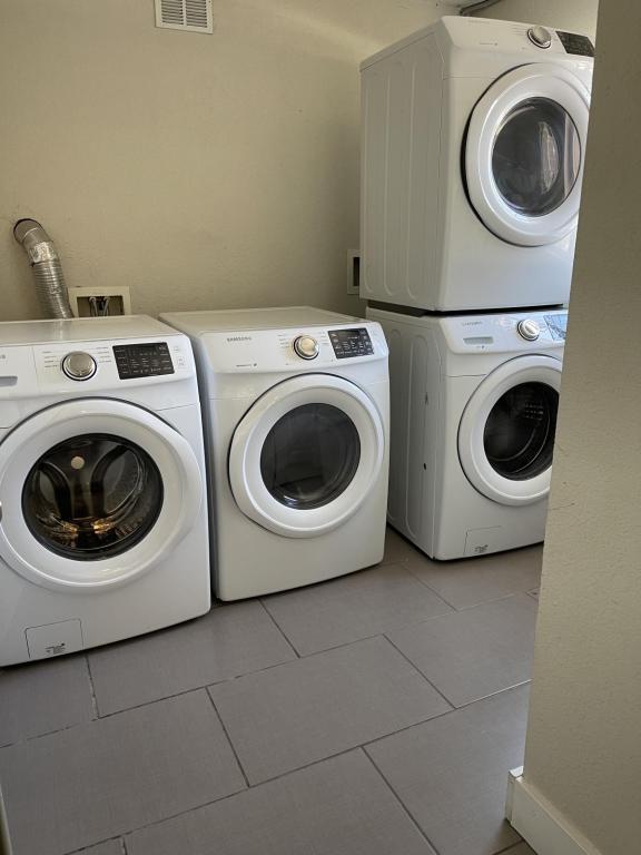 Building Photo - 2801 N Downing St