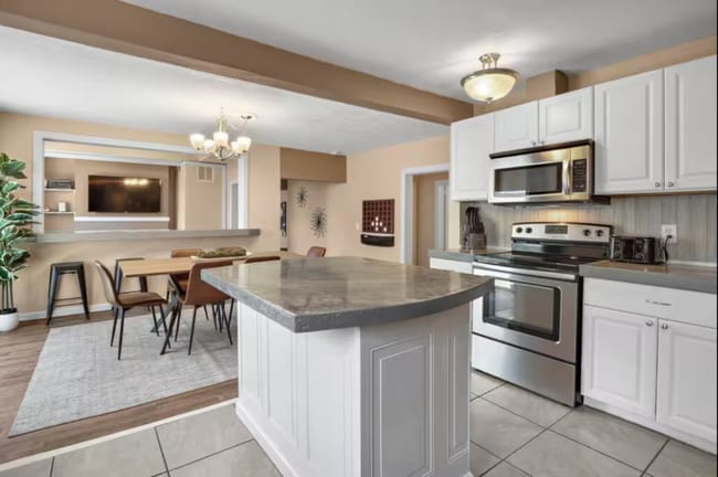 Building Photo - 719 E 9th Ave