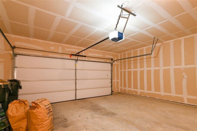 Building Photo - 613 Pinnacle Dr