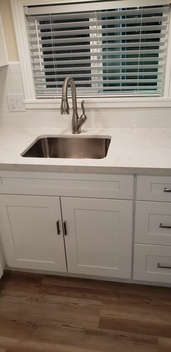 Building Photo - 331 Elm St