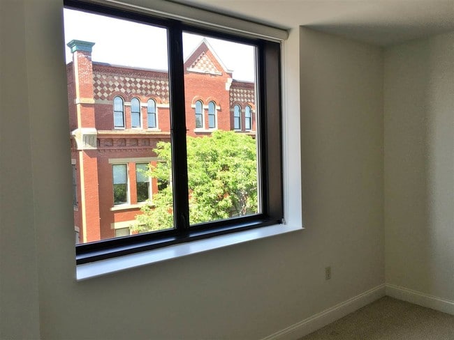Building Photo - 875 Elm St