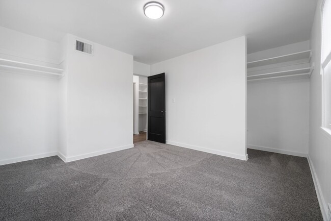 Building Photo - Newly Renovated 2-Bedroom Townhouse