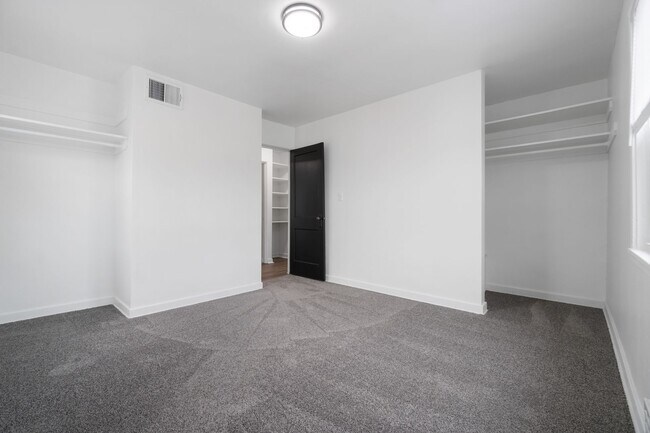 Building Photo - Secure this Beautiful 2BR Townhome today!