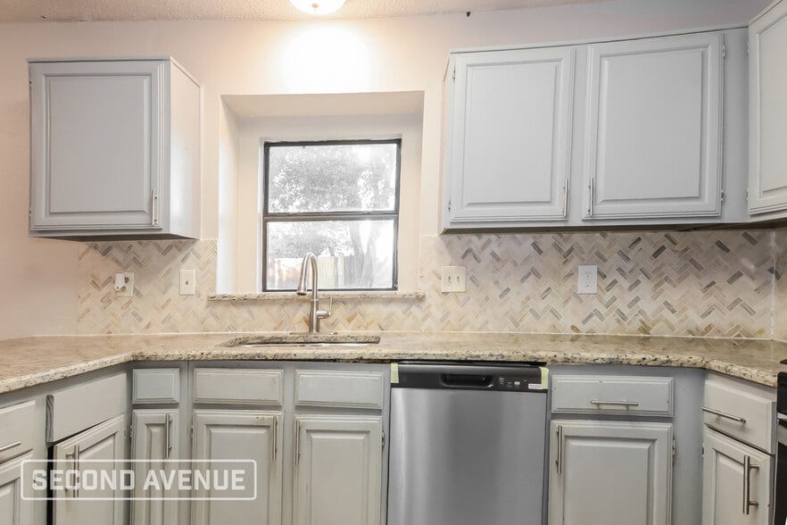 Building Photo - 732 Creekview Ct