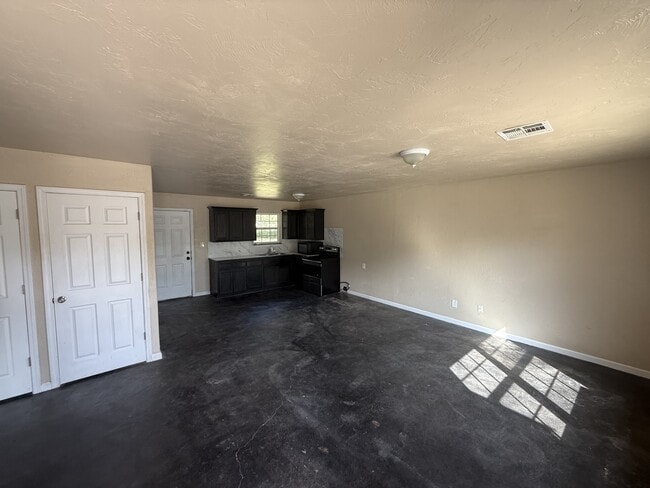 Building Photo - 408 W 7th St