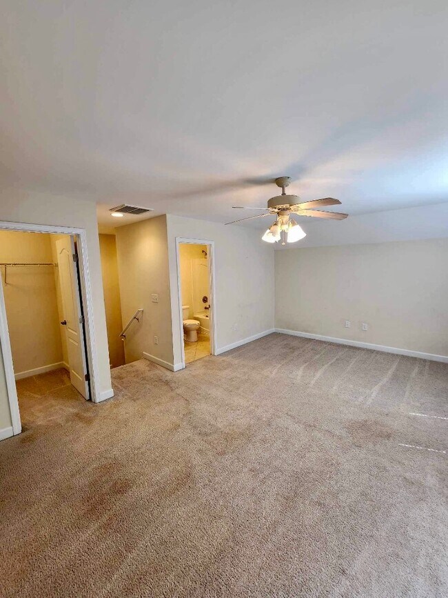 Building Photo - 909 Looking Glass Ct