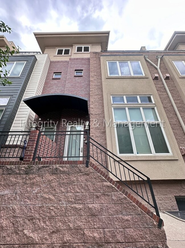 Building Photo - 5 Bed/4 Bath, 2,553 Sqft -1259 N Washingto...