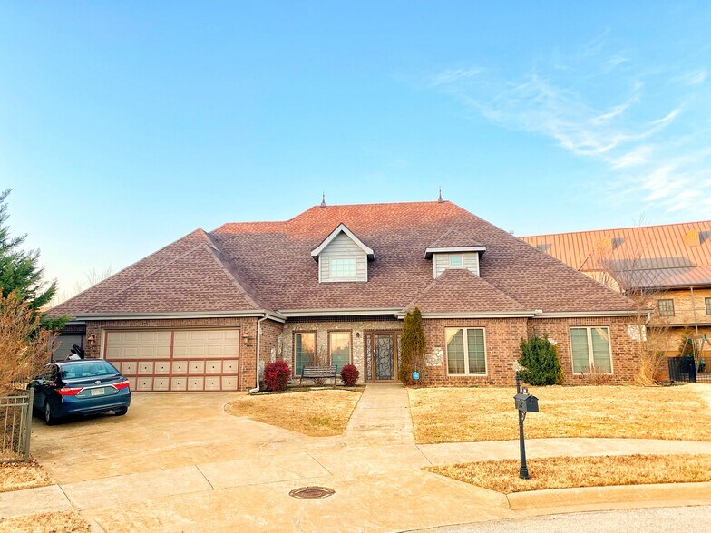 Primary Photo - 300 SW Bordeaux Ct